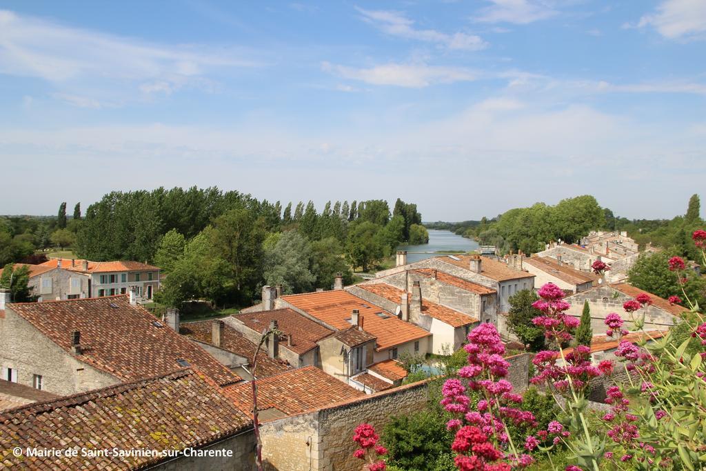 Logis Hotel & Restaurant Le Saint Savinien エクステリア 写真