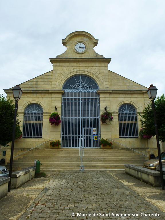 Logis Hotel & Restaurant Le Saint Savinien エクステリア 写真