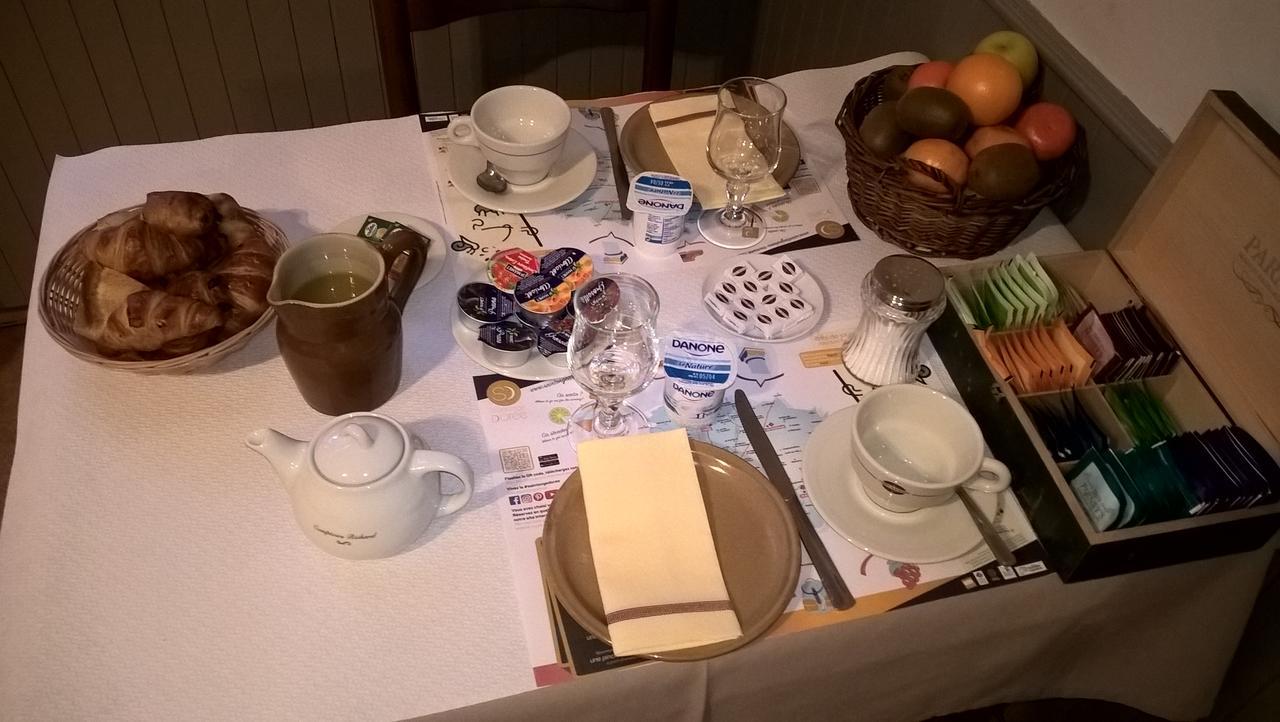 Logis Hotel & Restaurant Le Saint Savinien エクステリア 写真